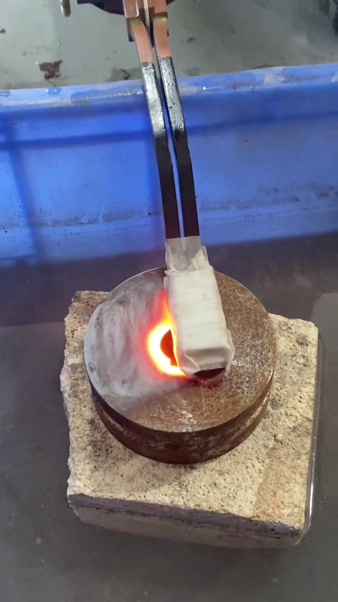 漆包线脱漆热处理使用的高频HULUWA葫芦娃下载入口安卓加热设备是一种高效、环保的脱漆解决方案(图2)