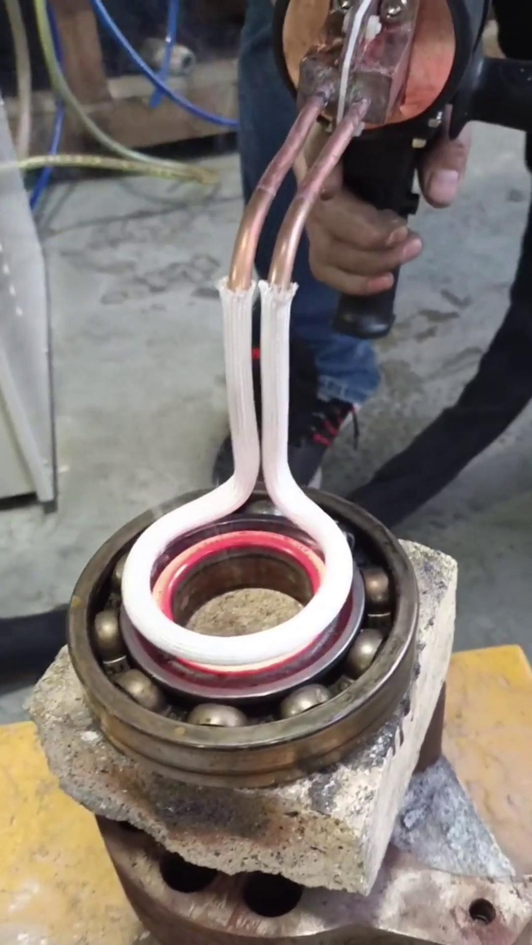 此这款手持式移动设备不仅可以焊接，还可以对金属进行特殊热处理加工 手持移动高频加热机