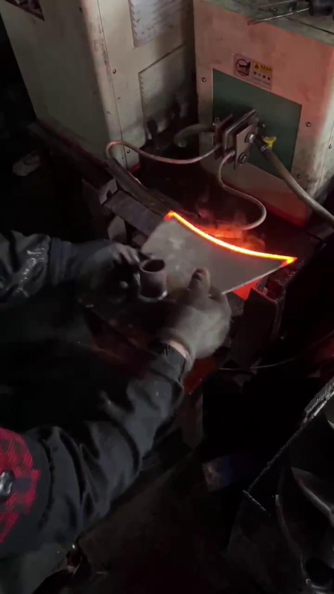 高频HULUWA葫芦娃下载入口安卓加热设备 超高频淬火机 农具锄头加热淬火 红冲锻打热处理