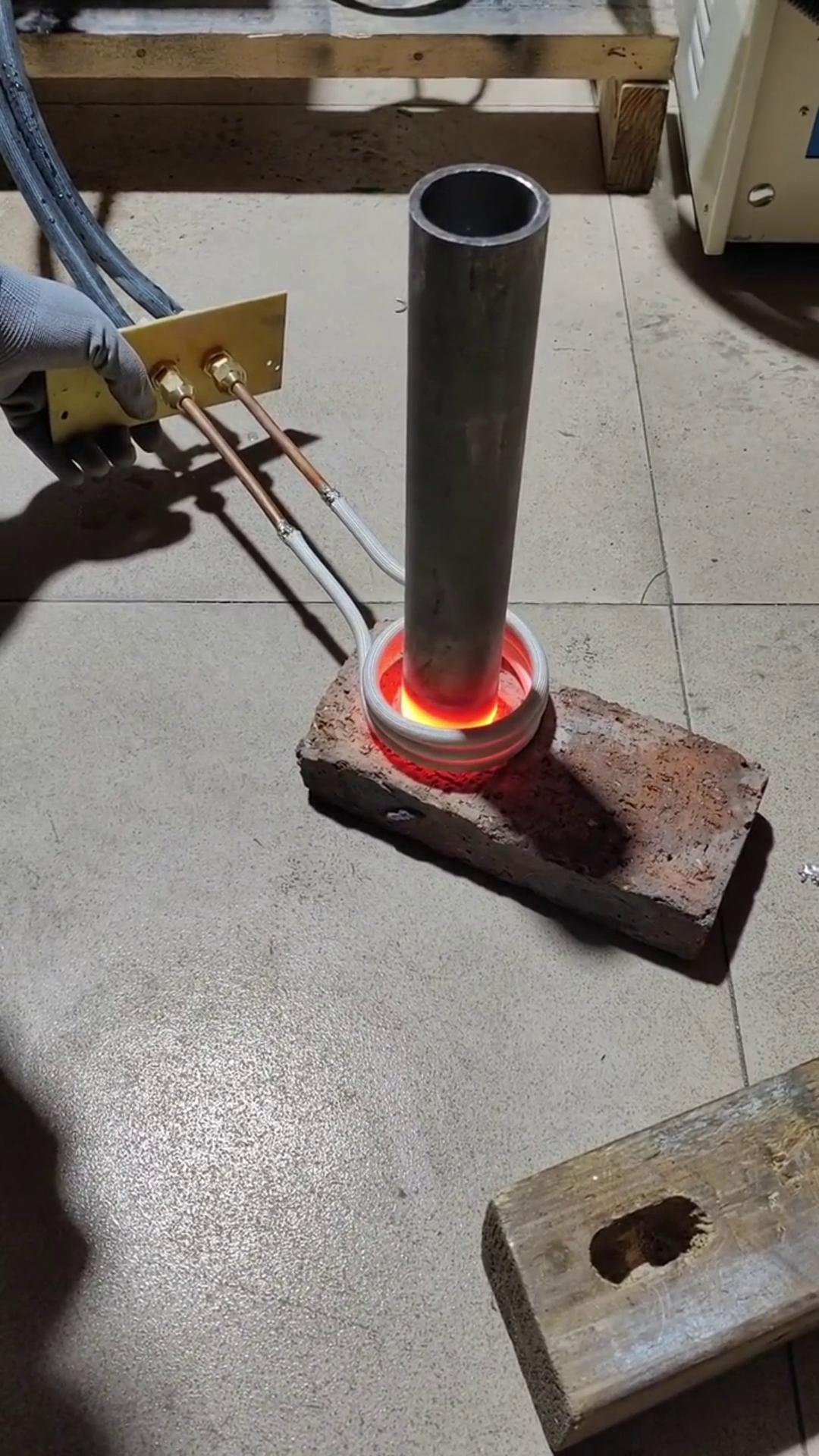 钢管热封头测试， 高频HULUWA葫芦娃下载入口安卓加热设备升温速度快 不小心直接融化了 高频封口机