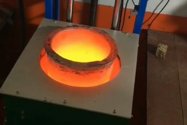 熔铝炉和中频熔炼炉的性能也将不断提升，为铝合金生产