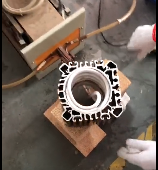 电机热套是利用高频机将轴承等零件套装到电机轴上的工艺，通过高频电流加热实现快速装配