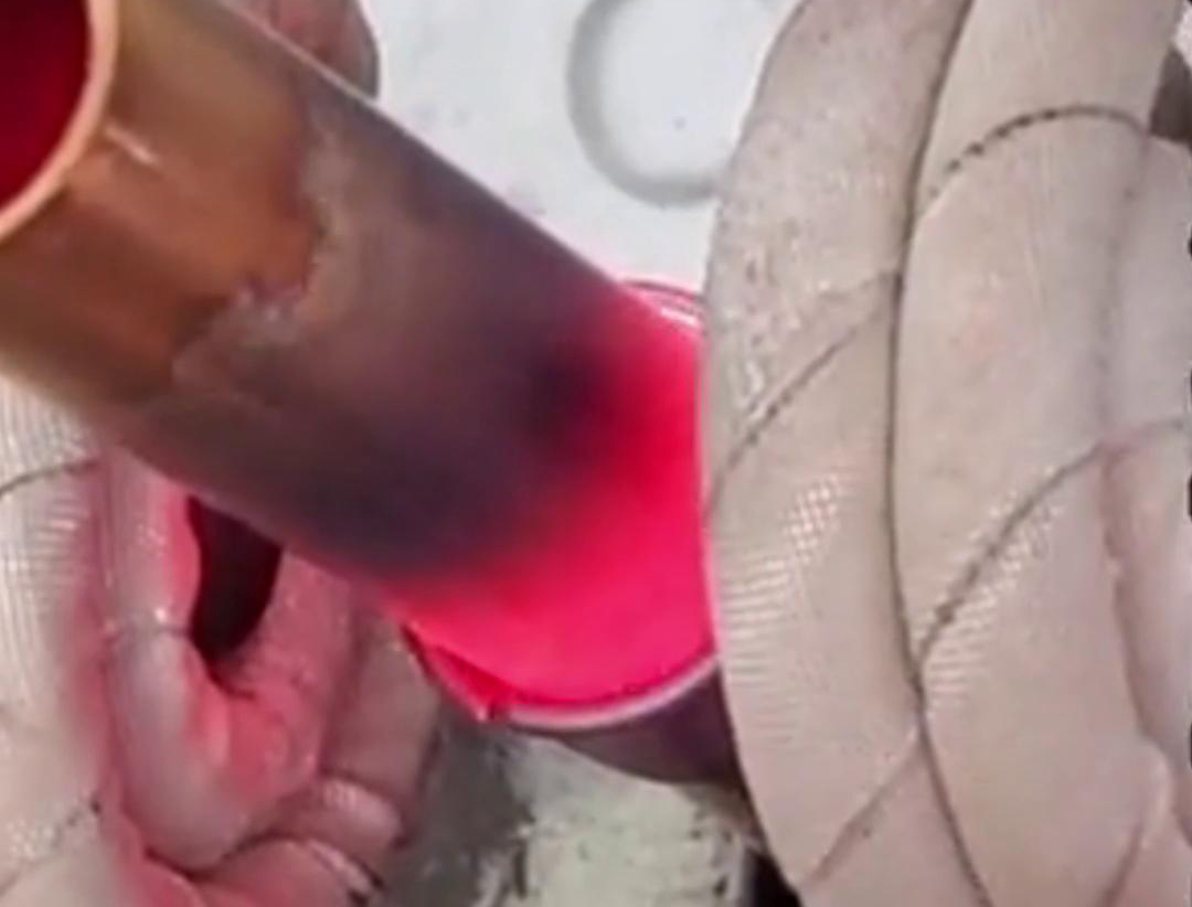 手持式高频机铜件焊接是一种高效、精确的焊接方法，适用于铜材料的局部加热和焊接