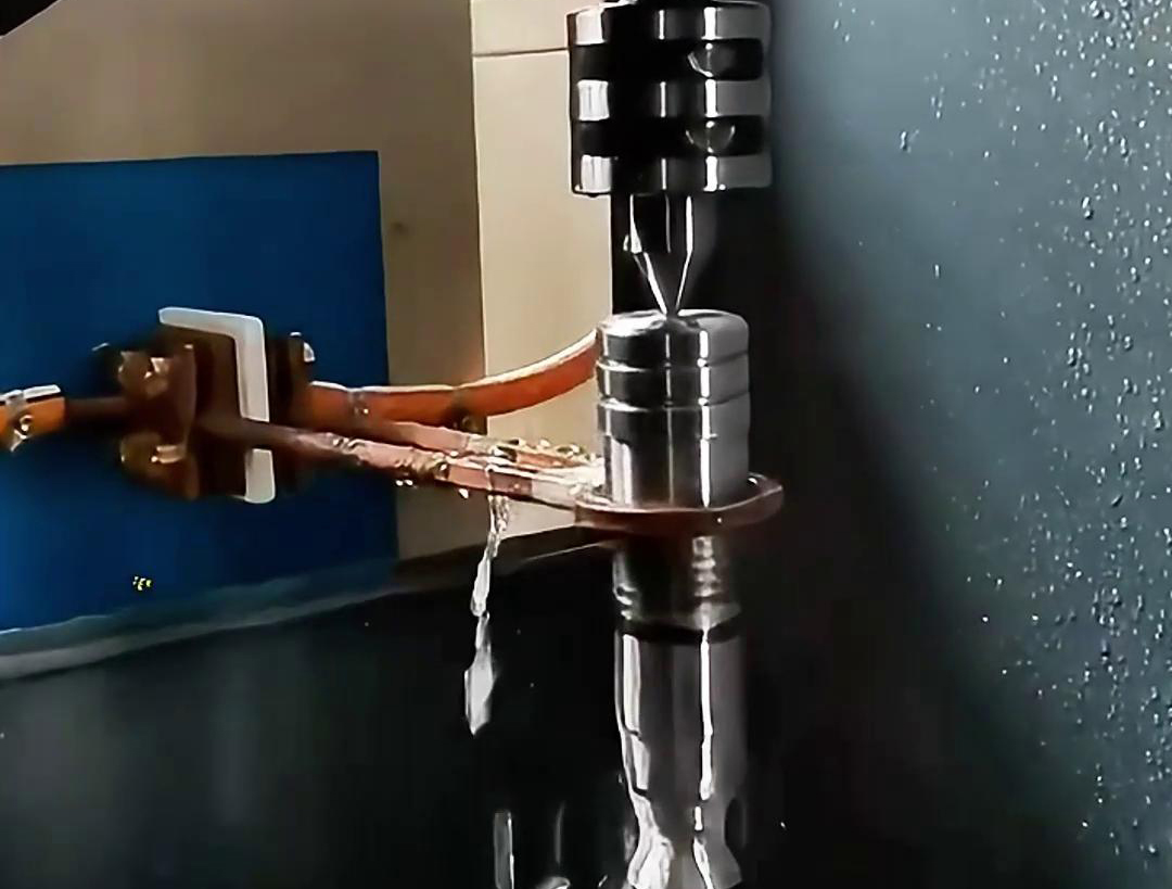 高频淬火机床通过HULUWA葫芦娃下载入口安卓加热方式快速将轴的表面加热至奥氏体化温度