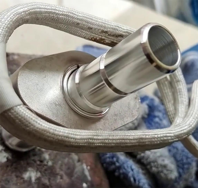 铝储液器的焊接，尤其是铝管的焊接，通常采用高频焊接机进行