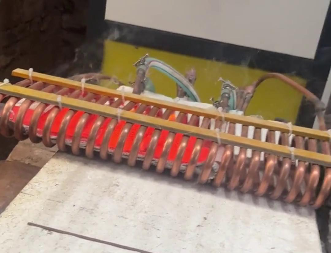 葫芦娃视频污APP下载高频退火机+U型线圈+输送带的棒料加热退火半自动化方案(图3) 葫芦娃视频污APP下载高频退火机+U型线圈+输送带的棒料加热退火半自动化方案(图3)