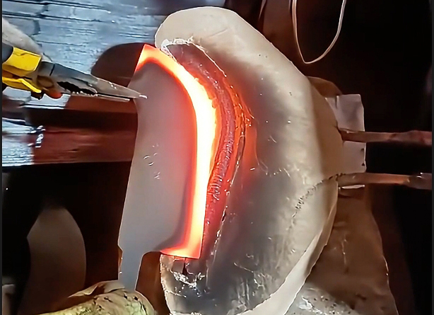 在菜刀制造中，高频淬火主要用于提高刀片的硬度和耐磨性