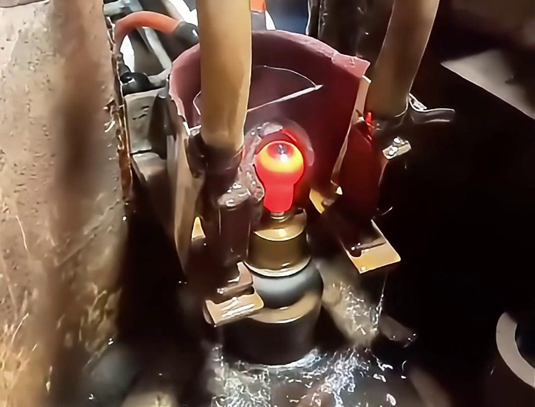 球头主销淬火和丝杆轴高频淬火提高这两类部件的表面硬度、耐磨性和疲劳强度(图1)