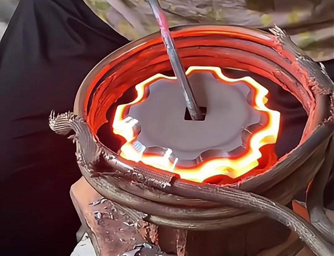 梅花刀片配合输送带实现自动化高频淬火，是一种高效的自动化热处理解决方案