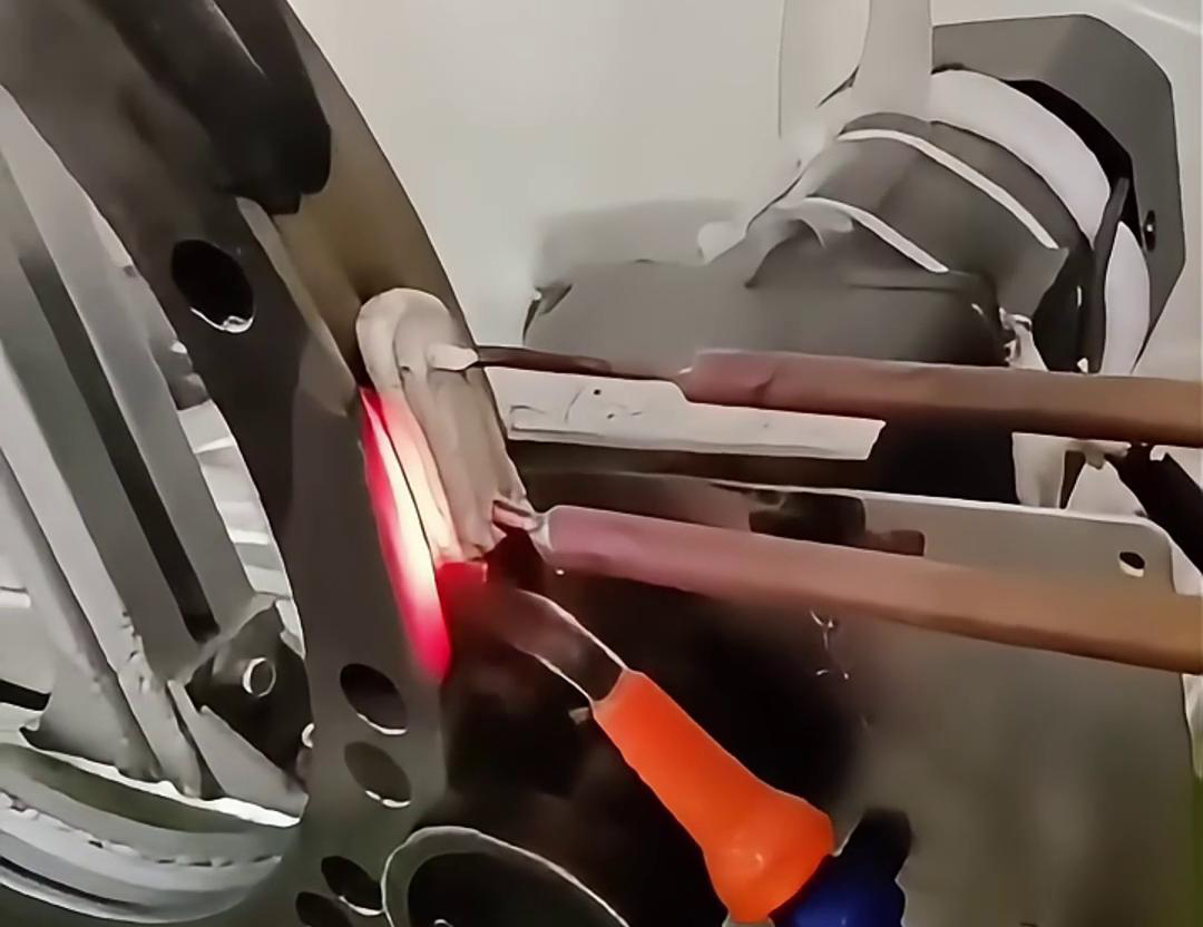 木工刨刀刀刃的高频淬火是一种提高其硬度和耐磨性的有效方法(图2) 木工刨刀刀刃的高频淬火是一种提高其硬度和耐磨性的有效方法(图2)