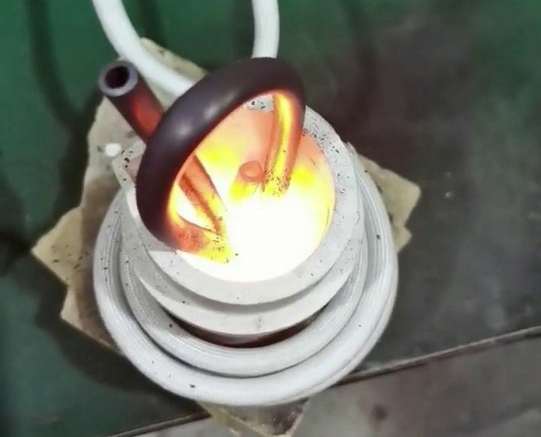 小型高频熔炼炉以其高效、精确、环保的特性成为诸多领域进行金属熔炼的优选设备