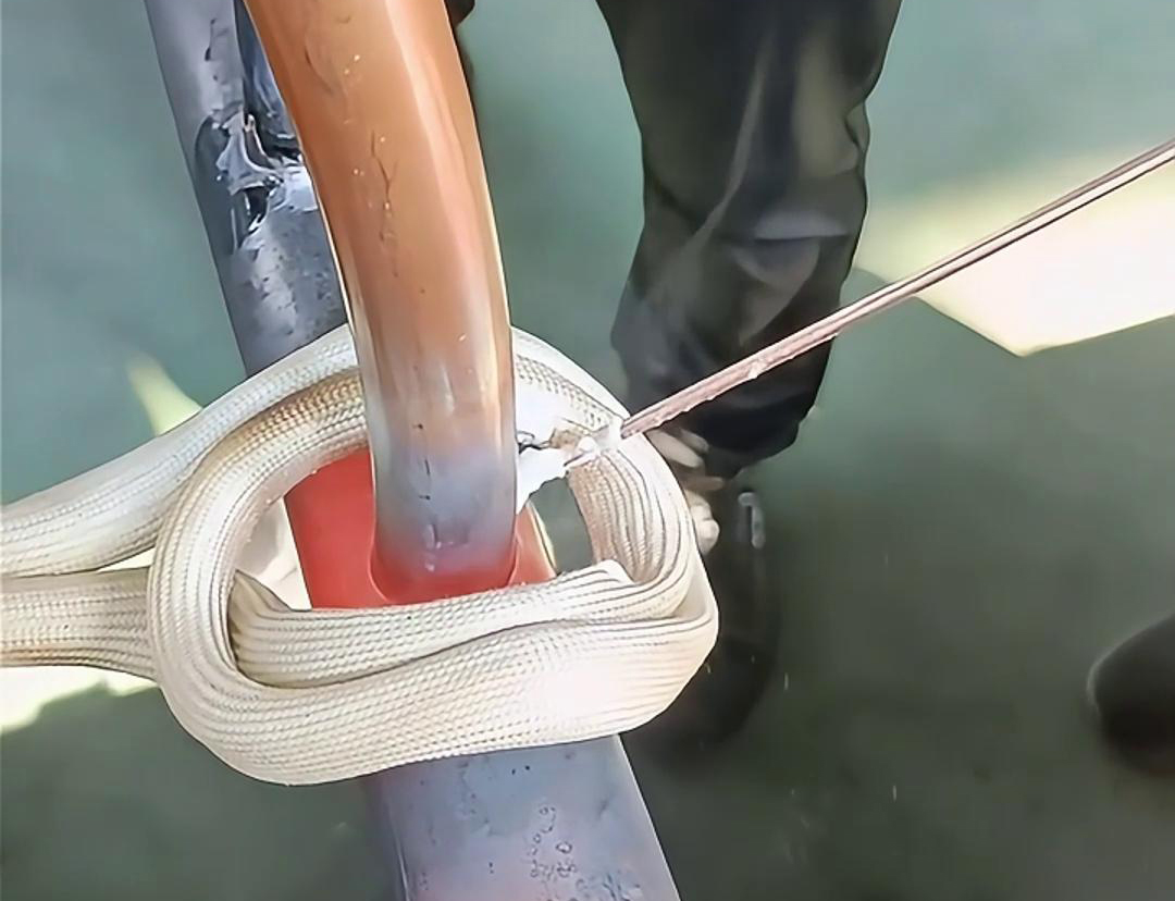 使用高频焊机进行铜管焊接，可以大大提高工作效率