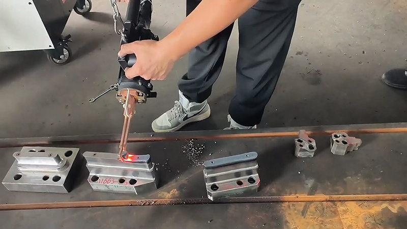 手持式高频加热机，让模具平面淬火不再困难