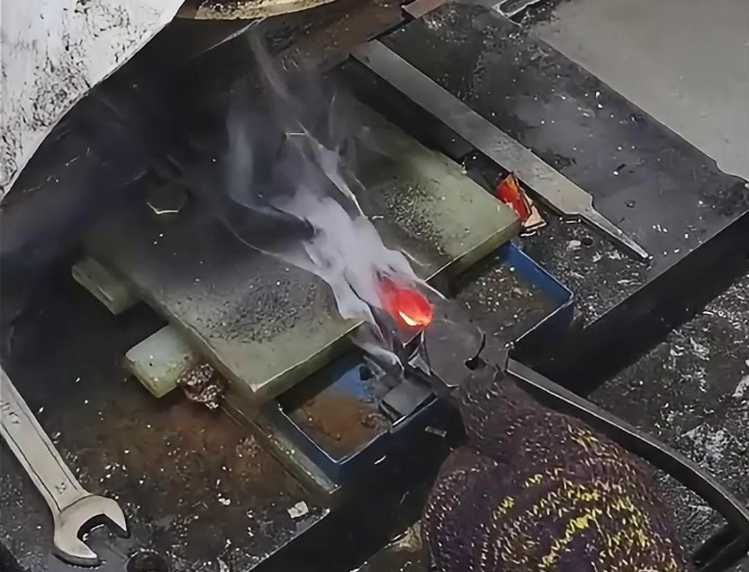 老虎钳口淬火就是使用高频淬火机快速加热，并在短时间内将其冷却