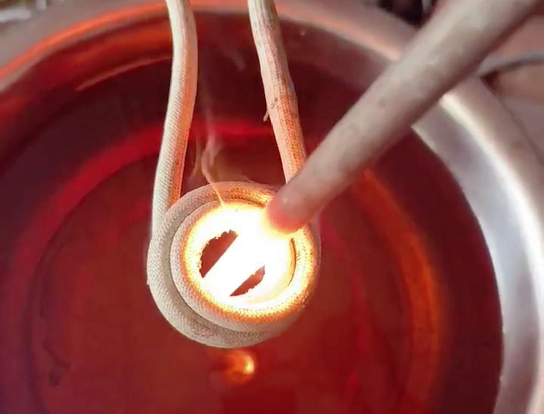 采用高频HULUWA葫芦娃下载入口安卓加热设备，快速实现棒料的均匀加热