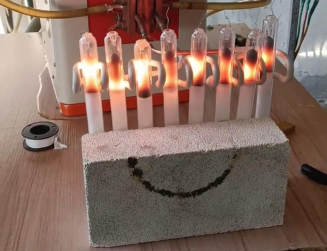 超高频HULUWA葫芦娃下载入口安卓加热机，在真空或者气体保护中加热棒料测试