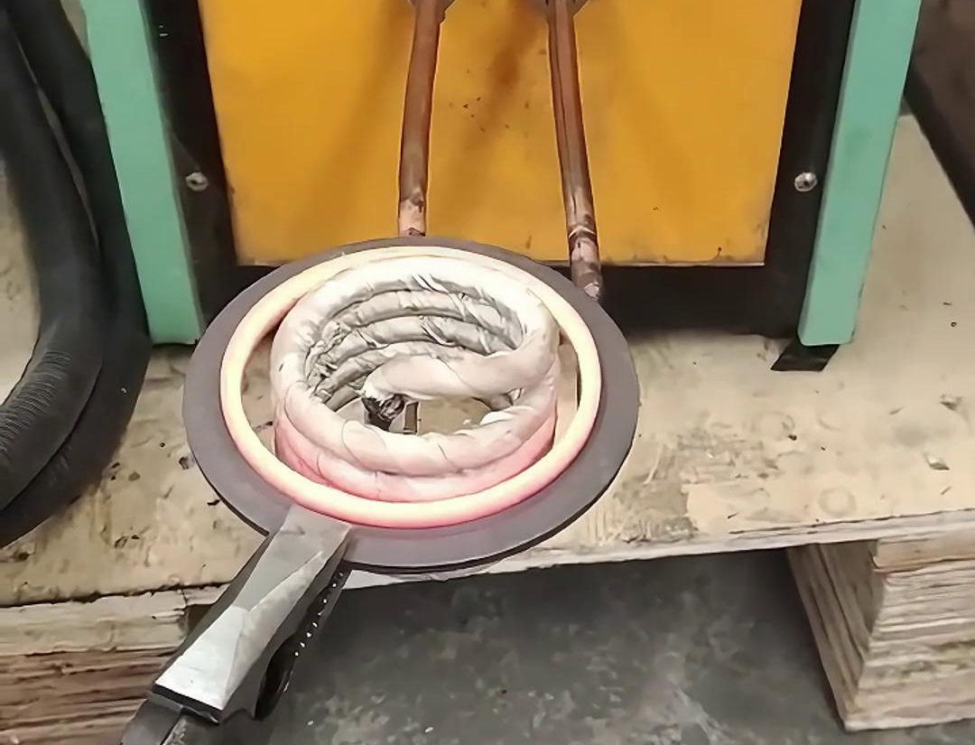 内孔加热，就用高频加热机，因为它只要220V电压