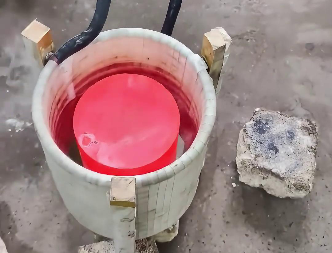 中频炉可以加热实心紫铜棒棒料做退火工艺，为后续锻造冲压做准备