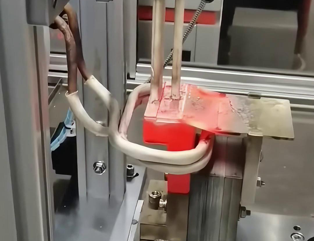 框架断路器母排铜排高频焊接过程。采用高频自动焊接