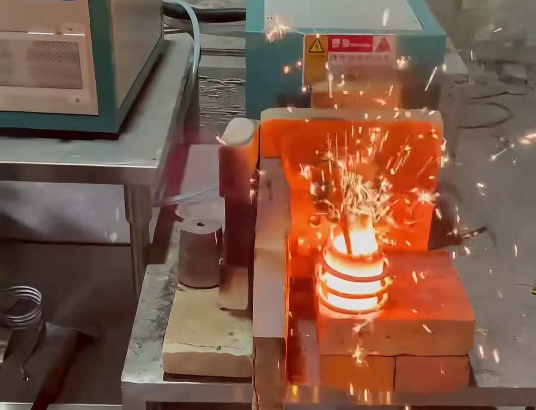 小型高频熔炼炉可以熔炼多种金属和合金，如金银铜铁铝锡等