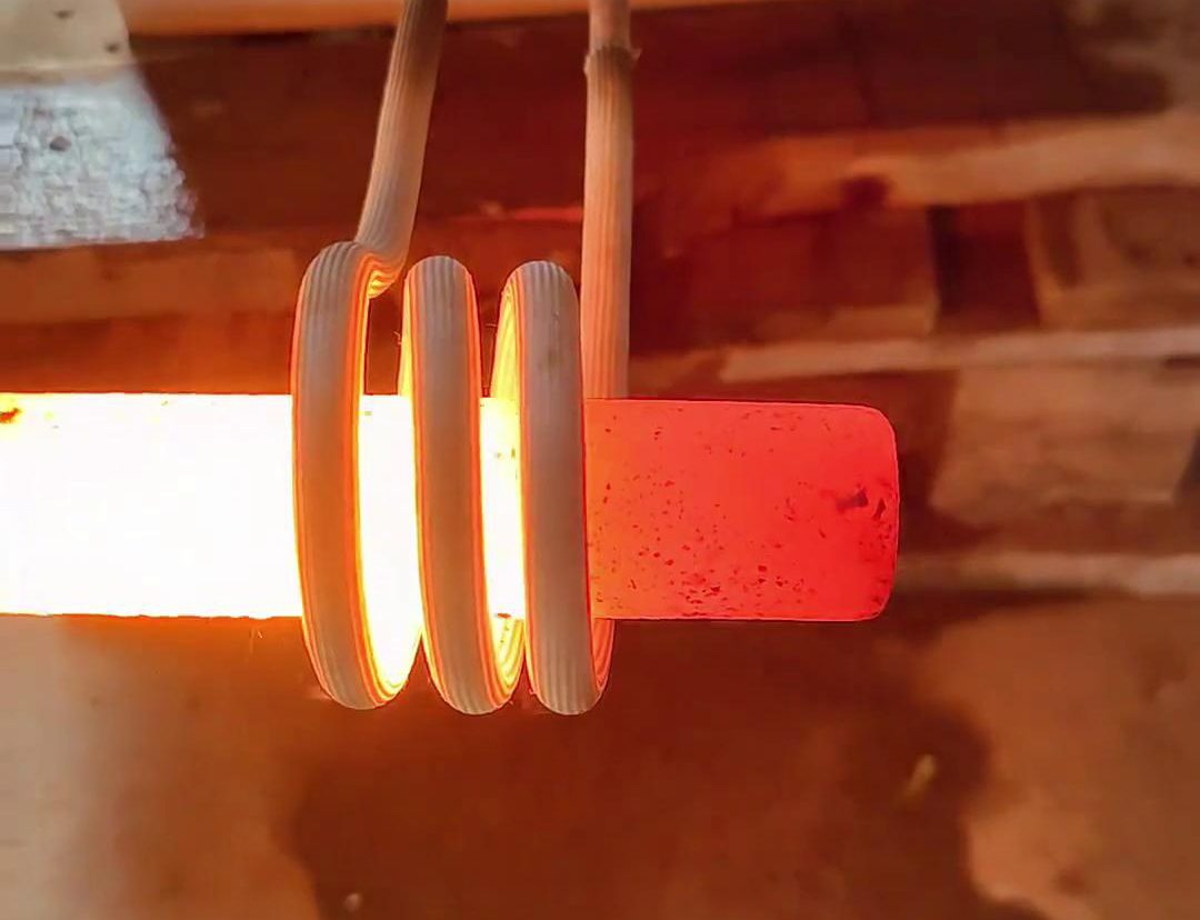 用小型高频加热炉对棒料进行加热，然后进行锻打