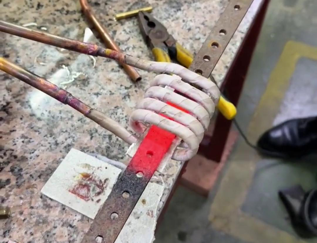 高频加热机在钢棒折弯过程中能够快速加热钢棒实现退火处理(图3) 高频加热机在钢棒折弯过程中能够快速加热钢棒实现退火处理(图3)