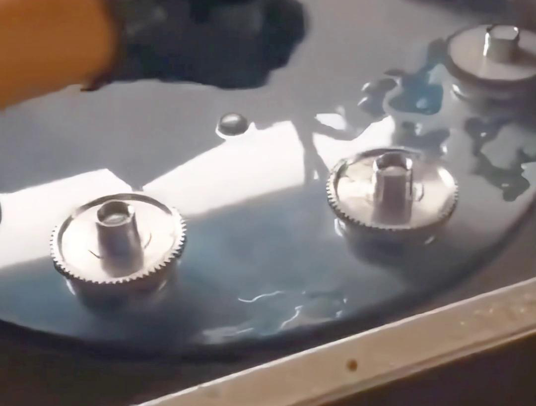 多工位齿轮淬火机床可以同时对多个齿轮进行淬火处理，提高生产效率