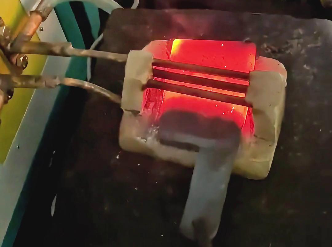 高频加热炉打铁炉对夹钢菜刀加热锻打过程(图2) 高频加热炉打铁炉对夹钢菜刀加热锻打过程(图2)