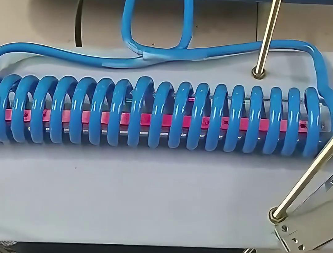 高频加热机在钢棒折弯过程中能够快速加热钢棒实现退火处理(图2) 高频加热机在钢棒折弯过程中能够快速加热钢棒实现退火处理(图2)