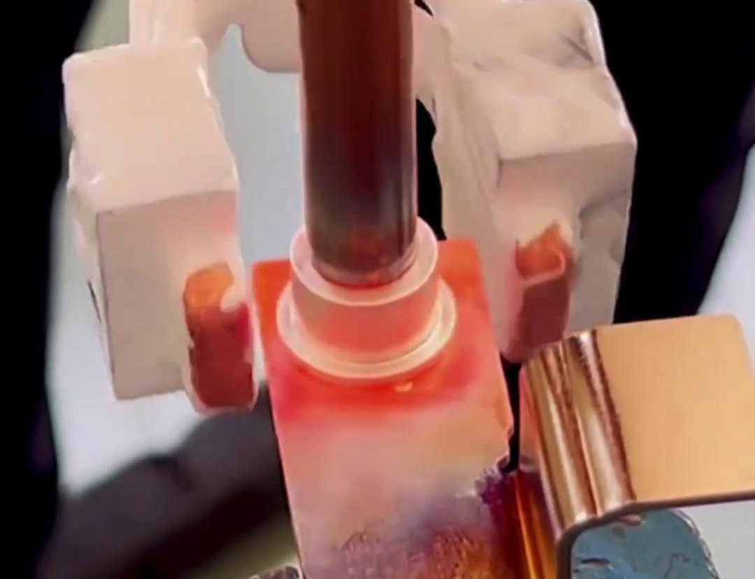 手持式高频机在焊铜方面展现出了高效、精准和灵活的特点