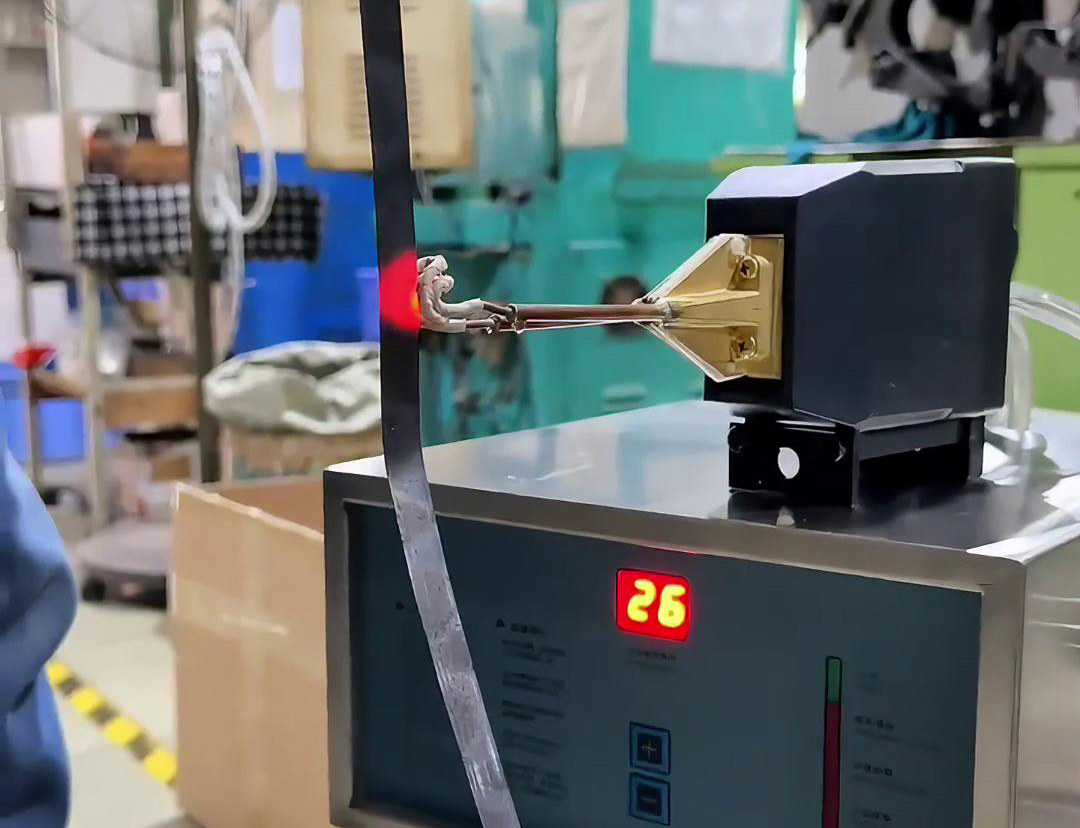 超高频退火设备对12x5mm的不锈钢条进行1000度的退火(图1)