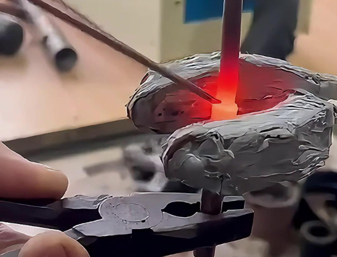 25KW手持式高频机在焊接铜管方面展现出高效、精准和灵活的特点