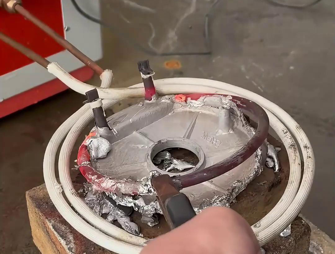 中频HULUWA葫芦娃下载入口安卓加热机对铁铝板加热，根据熔点不同，将它们进行热拆分离