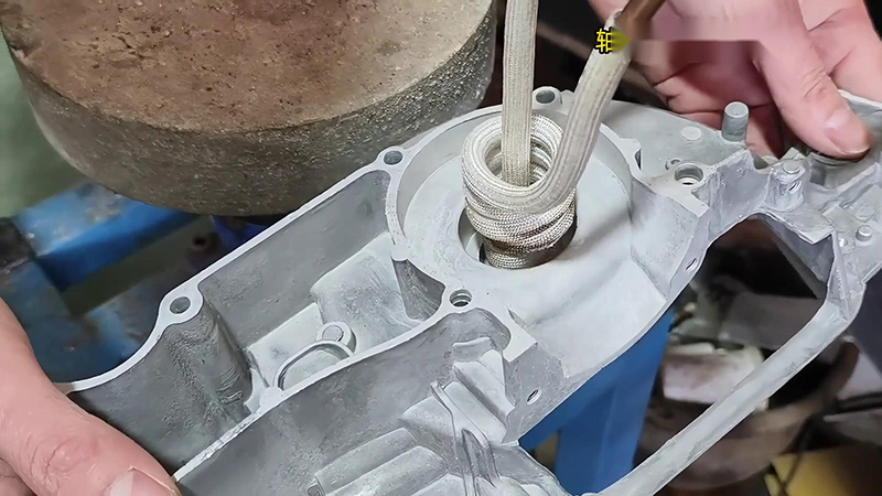 铝壳使用高频加热机加热内孔，然后轴承热装配