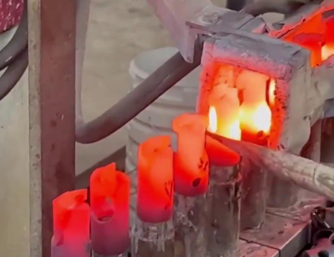 半自动化套筒高频HULUWA葫芦娃18禁污网站入口，通过人工上料自动化下料完成淬火