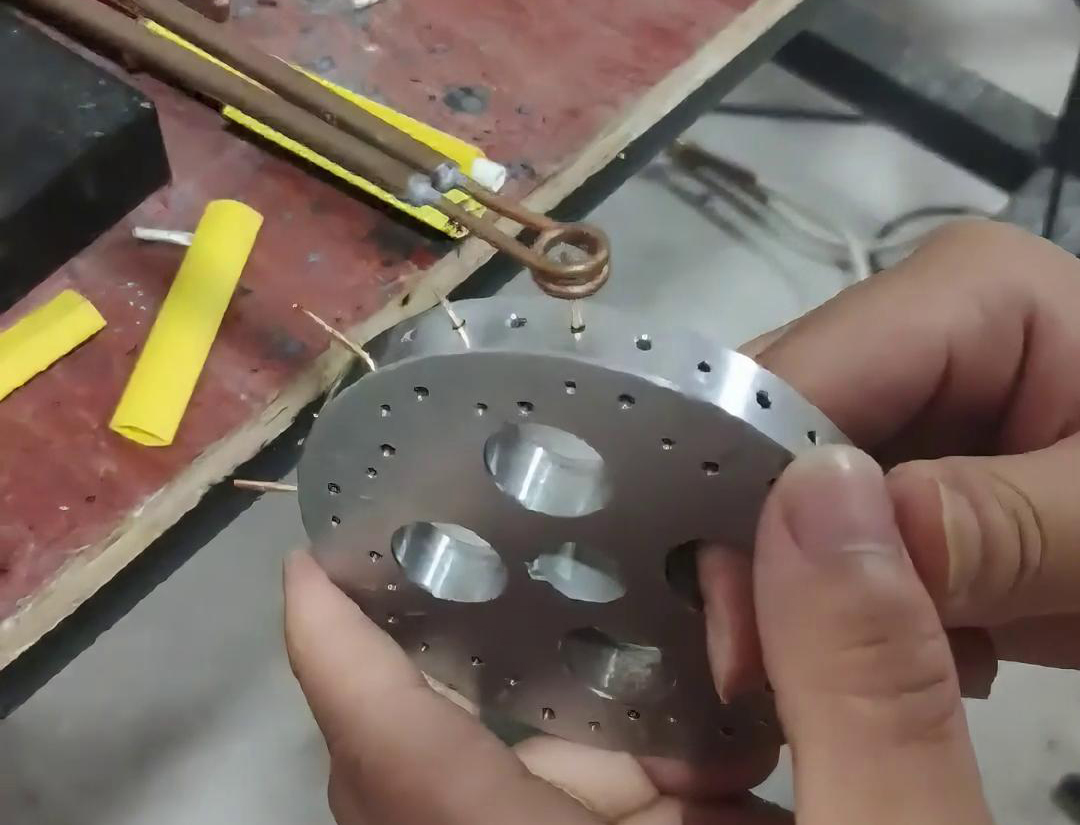 ​一款功能强大的超高频钎焊机，专为焊接尺寸特别小的工件而设计