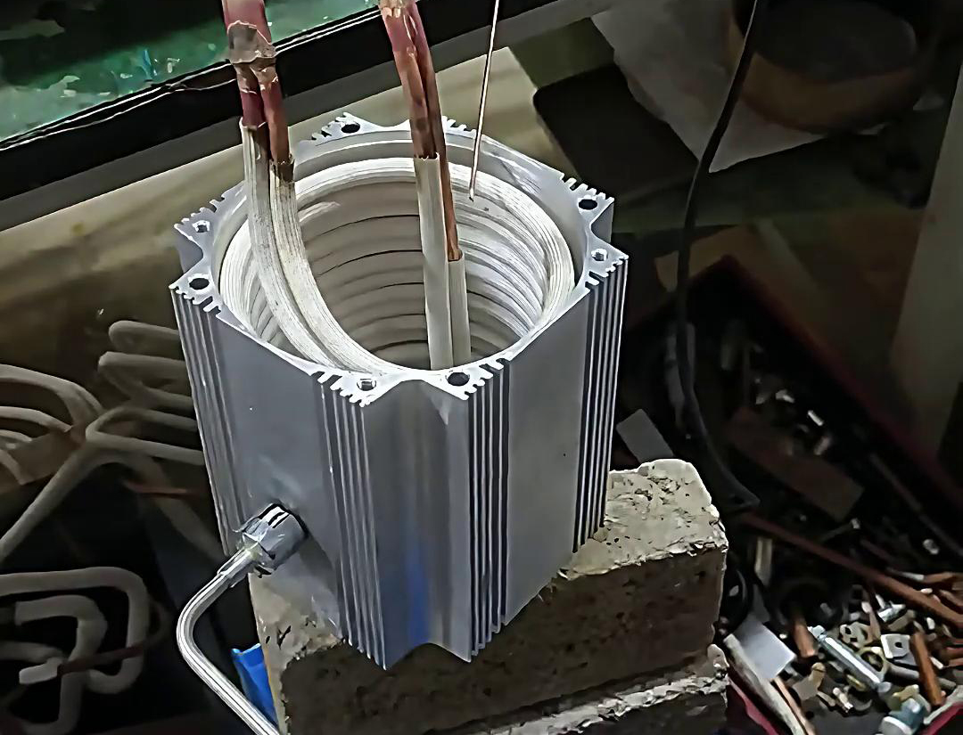 电机铝壳使用高频加热机加热到150度以完成热装配工艺