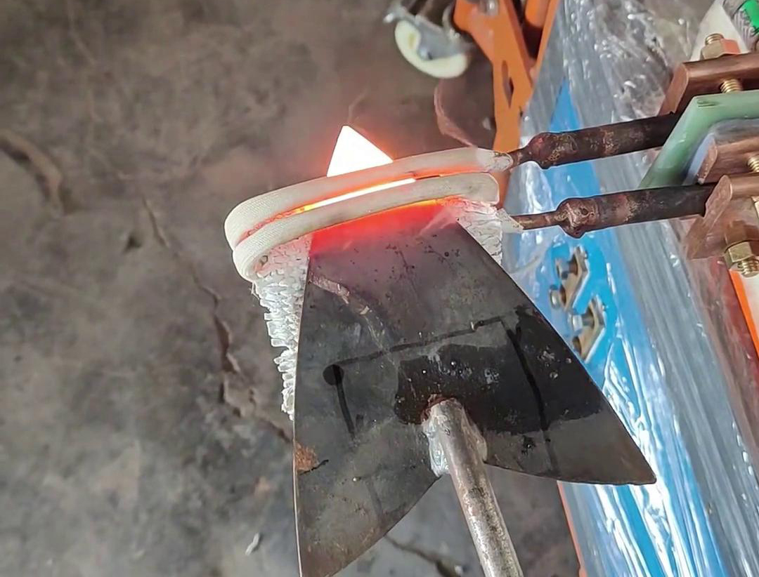 对于只有3mm厚的钢铁板加热，不管是超高频加热机还是高频加热机都可以轻松做到