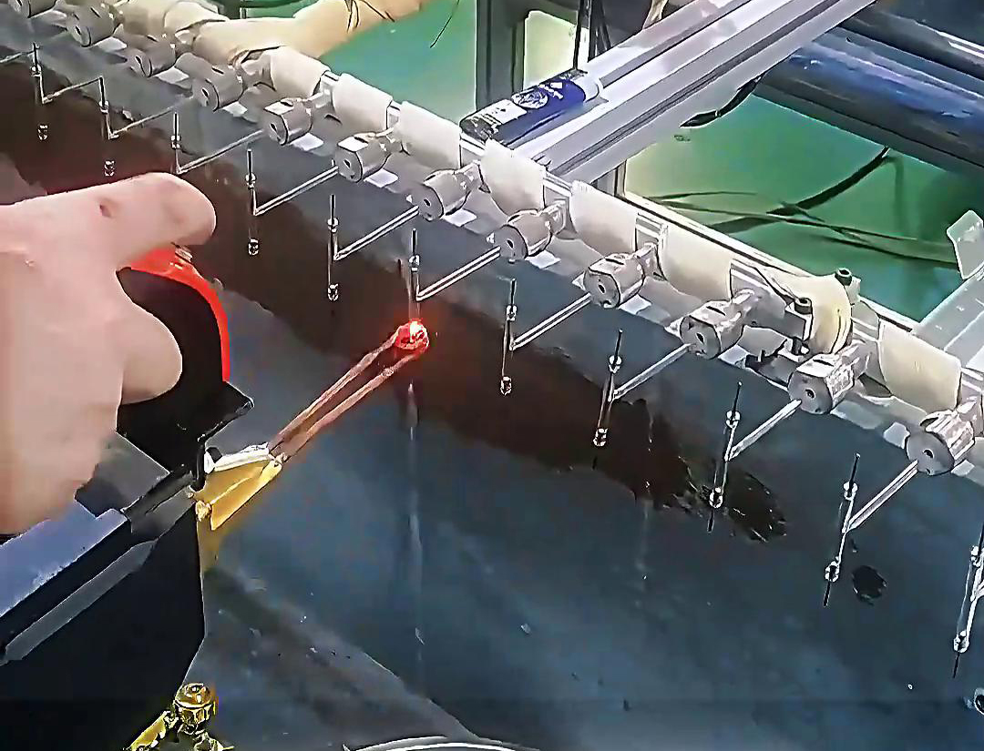 氙气灯灯珠和除毛仪灯珠的加热，高频HULUWA葫芦娃下载入口安卓加热机同样可以发挥其优势