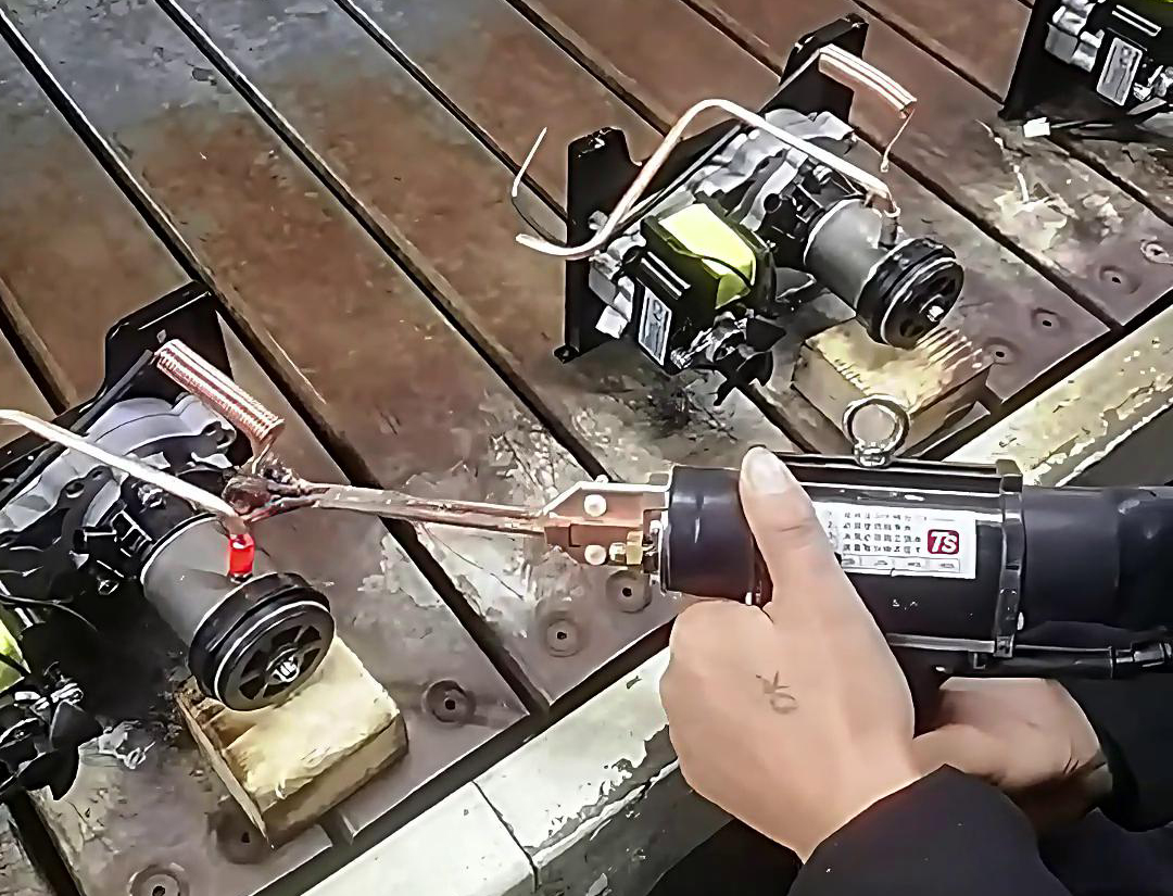 空调毛细铜管自动化焊接设备：高频钎焊技术的精密制造解决方案