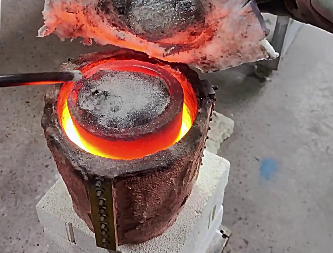 小型中频熔炼炉，简易保温使加热熔炼温度达到2200度左右