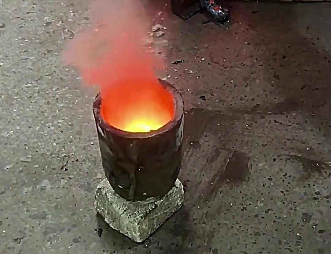 葫芦娃视频污APP下载小型中频熔炼炉助力黄金矿粉熔炼测试(图1) 葫芦娃视频污APP下载小型中频熔炼炉助力黄金矿粉熔炼测试(图1)