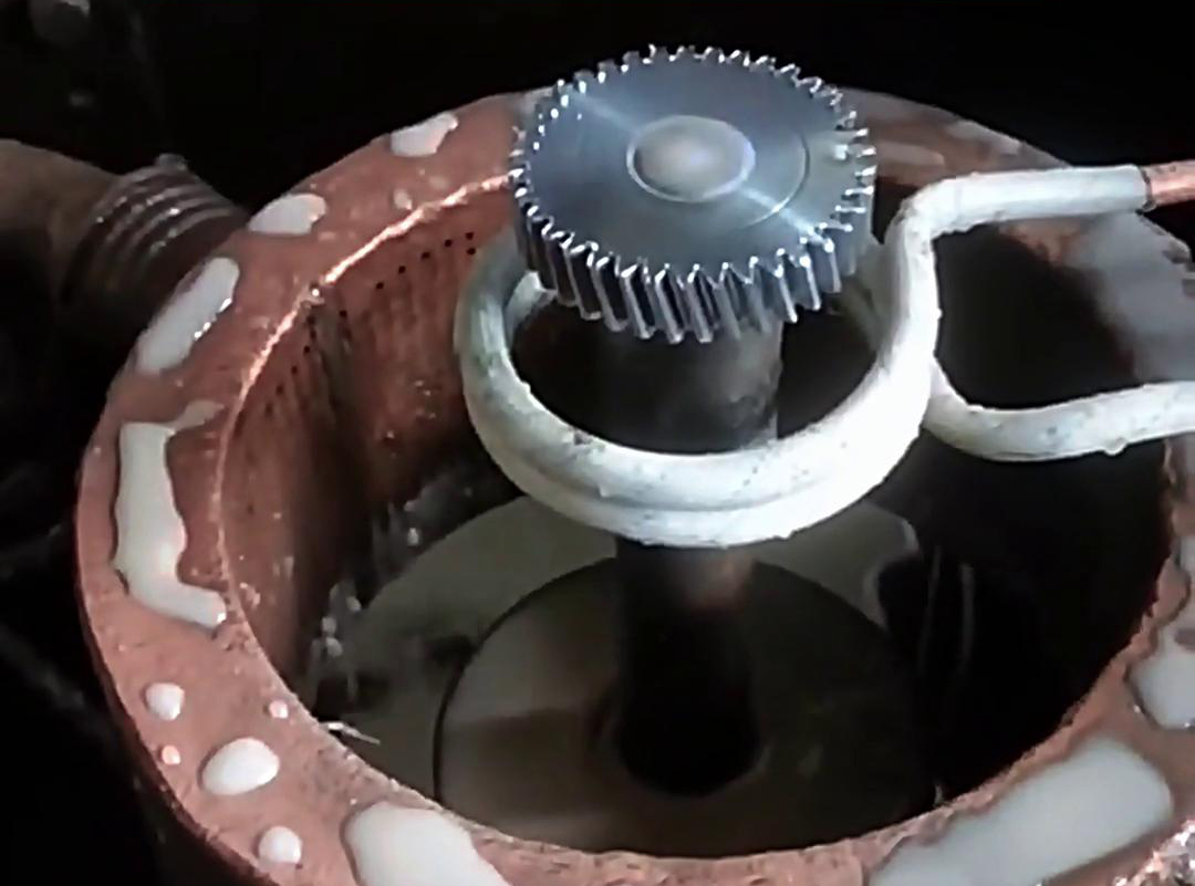 齿轮高频淬火，其加热速度快，氧化脱碳少