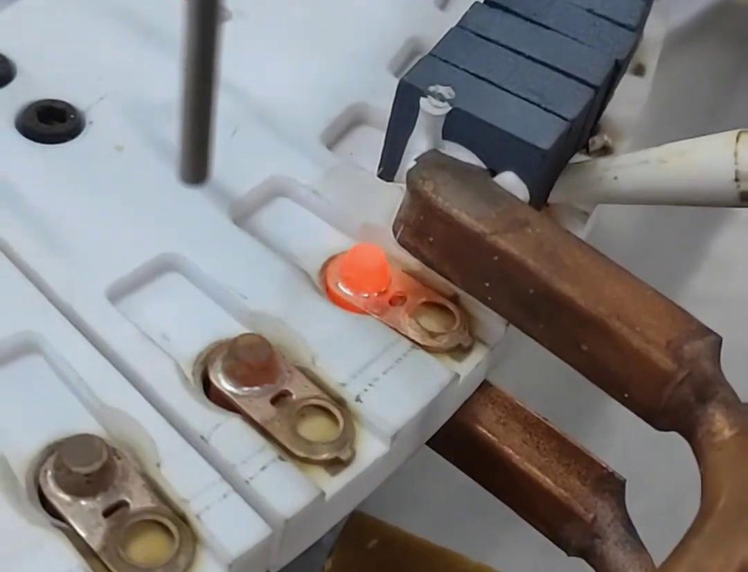 全自动高频焊接设备，用于铜端子的自动化焊接