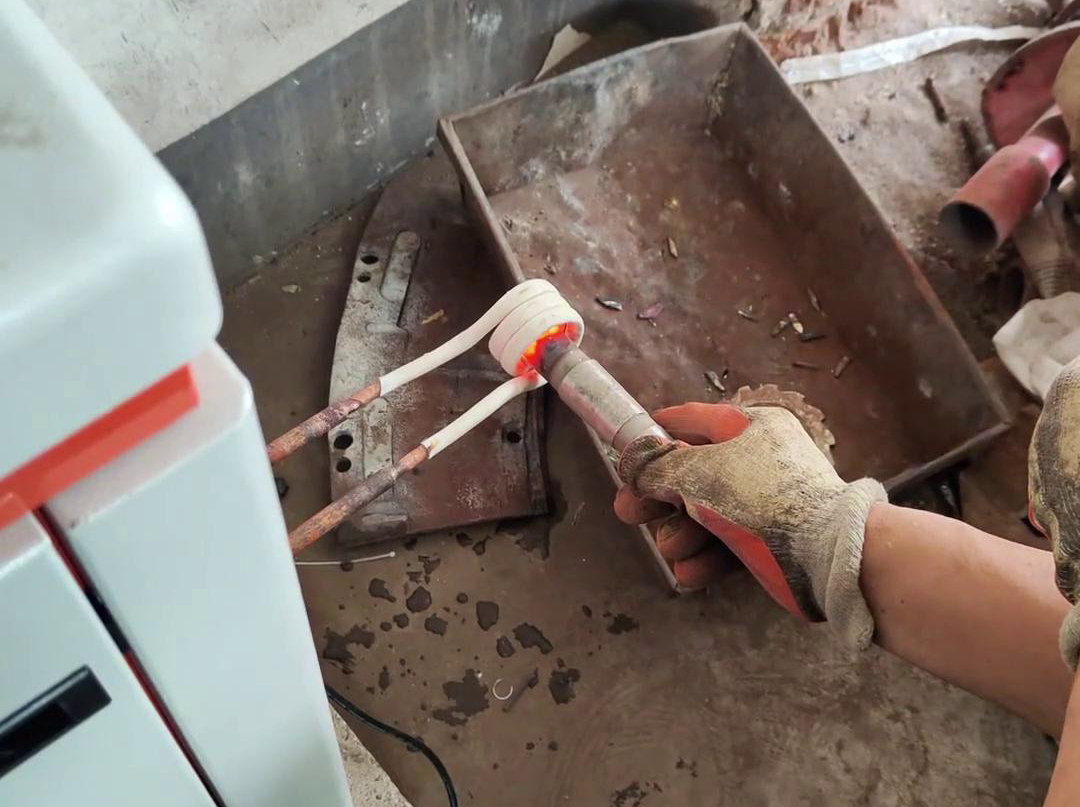 这是高频加热机，专门用来钨钢合金热拆解的