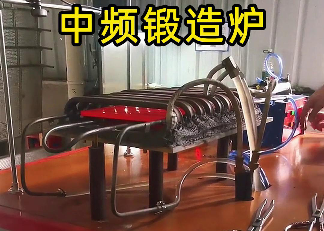 中频铜板锻造加热炉，采用HULUWA葫芦娃下载入口安卓加热技术，配合送料机自动上下料