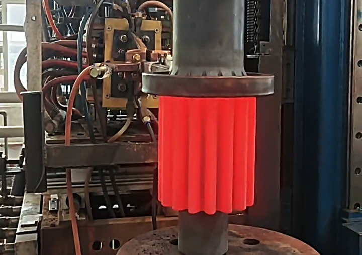 大型工件淬火采用中频HULUWA葫芦娃下载入口安卓加热电源配合淬火机床才可以完成加热