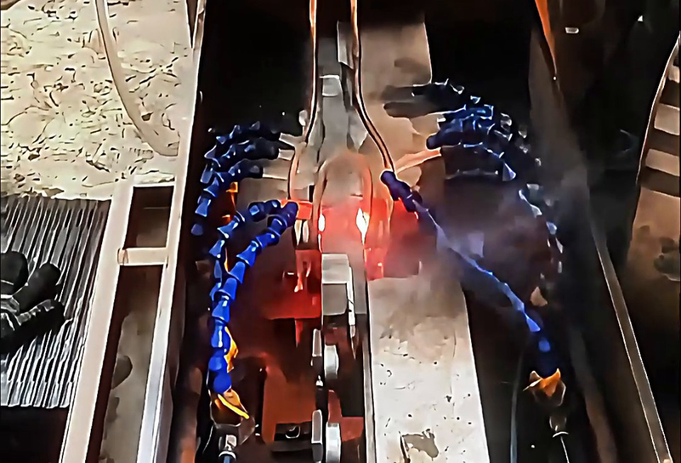 简易高频淬火生产线：直线工件连续淬火的高效方案，速度控温 + 固定功率实现批量处理