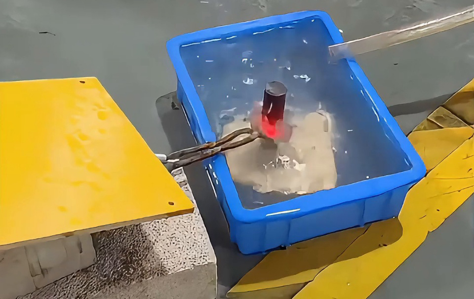 粉丝问 “高频加热能在水中直接加热工件吗？” 实测：葫芦娃视频污APP下载高频设备真能做到！