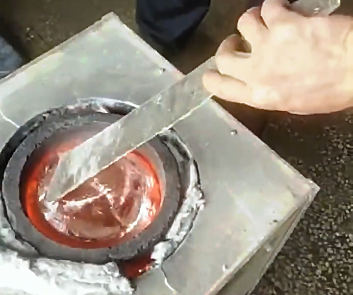 粉丝问中频熔炼炉能熔易拉罐废铝吗？实测效果很直观！